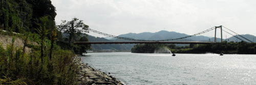 八雲大橋(左手の山の迫るところがかつえ坂)