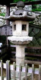 桂林寺の八幡神社の石灯籠