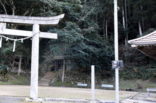八幡神社（中央の少し高い所。右の赤い屋根は薬師堂）