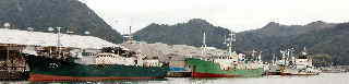 舞鶴港の北朝鮮船。沖にはｱﾝｶｰ待ちしている船もあった