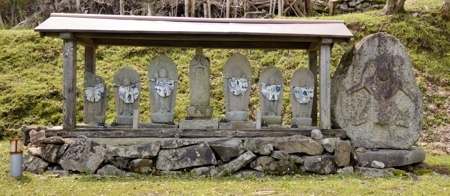公民館の石仏(下野条)