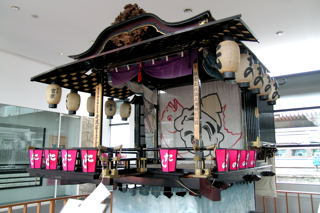朝代神社の芸屋台。駅構内に展示されている。