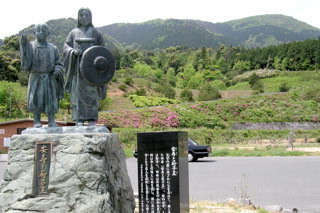 銅像(お岩木さんの方向を見ているとか。後は由良ヶ嶽)