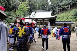 阿良須神社本殿前