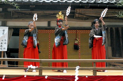 鈴鹿神社の伝統芸能：姫三社のまい