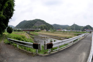 京街道の秋葉橋(写真の位置が赤崎山の麓で、右手の橋の左側が田辺郷、右側が大内郷だったと思われる)