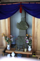 建屋の中の宝篋印塔