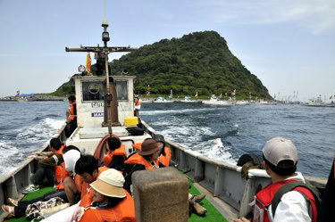 冠島(南側より。舞鶴側から見ればこうした形に見える。)