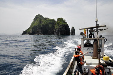 冠島(北側より:こちらは絶壁)