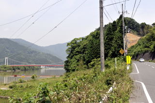 かつえ坂(今、車の走っている道を「かつえ坂」と呼ぶ。昔はこんな道はなかったと思われ、右手の中山を峠で越えたと思われる)
