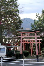 朝代神社の御旅所。二ツ橋上から見た一ノ丸稲荷。背後の山は千石山。