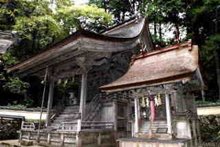 左が本殿の竹野神社。右が摂社斎宮神社