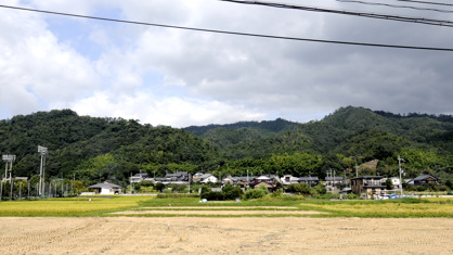 傘松山(左)と天香語山(右)