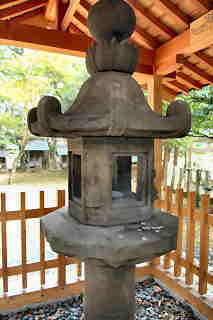 河辺八幡社の石灯籠
