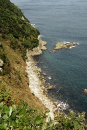 経ケ崎燈台はこんな断崖の上にある。足を踏み外せば命はない。
