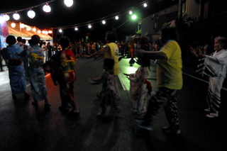 マンドロのすぐ近くで盆踊りが行われている