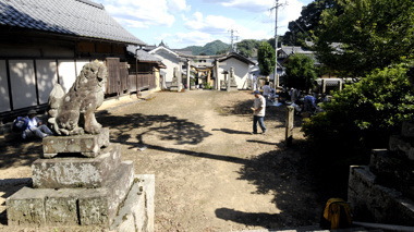 鳴生神社の境内