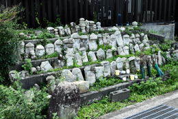 中世の墓碑か石碑が集められている（椿谷・池辺谷の入口）