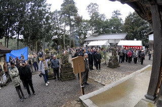 篠田神社:本殿前広場