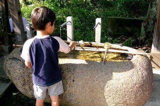 白糸浜神社の手水鉢（現在のもの）