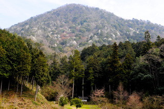 建部山西麓の安寿姫塚(中央の奥の建物)