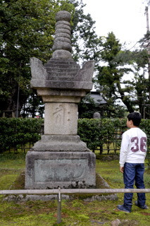智恩寺境内の宝篋印塔(和泉式部の歌塚)