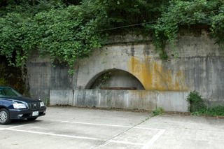 第三火薬廠：白屋の舞鶴工専の駐車場横にはこんな地下火薬庫が残る