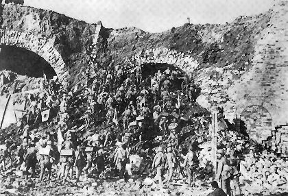 中山門から南京城に突入する日本兵