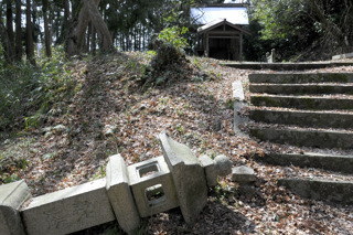 本荘神社(宮津市万年)強者どもの夢の跡か、このすぐ下に墓がある