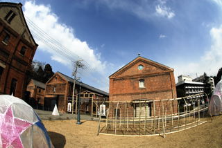 旧海軍の倉庫と舞鶴市役所