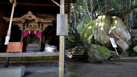 八幡神社と磐座(神谷神社)