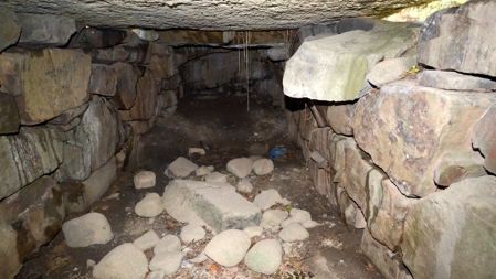 片山古墳の石室