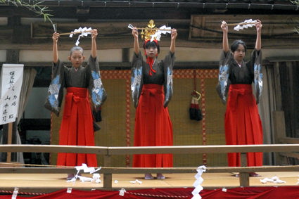 鈴鹿神社の伝統芸能：姫三社のまい