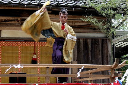 鈴鹿神社の伝統芸能：千歳の舞