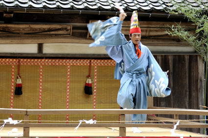 鈴鹿神社の伝統芸能：三番叟「扇の舞」