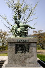 引揚記念公園内の「平和の群像」