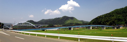 宇谷と地頭を結ぶ由良川橋。後は京都縦貫自動車道の橋(宇谷側より)
