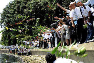 浮島丸殉難者追悼集会の最後に海に向かって献花がおこなわれる（参加者全員）