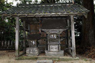 丸田神社（左側）（竹野神社境内・伊豆神社と呼ばれている）