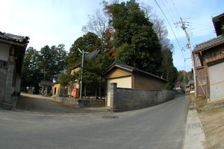 左に大宮売神社の本殿、脇に道があって、これをたどれば木積山