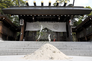 籠神社の神門(葵祭の朝)