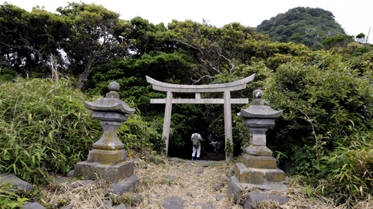 老人嶋神社の石の鳥居