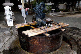 成相寺の鉄湯船